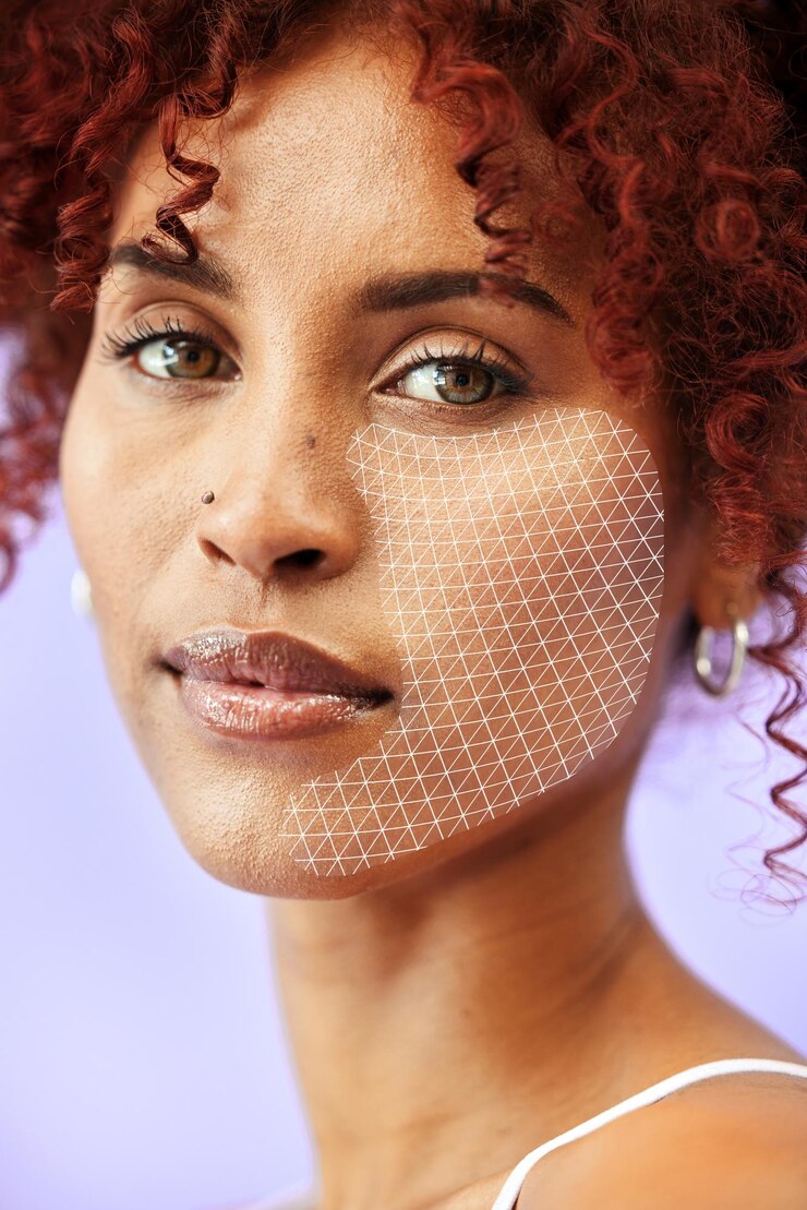 Foto retrato de pele e um reconhecimento facial para beleza com uma mulher em um fundo roxo em estúdio skincare futuro e inovação com uma jovem modelo escaneando seu rosto para render para transformação