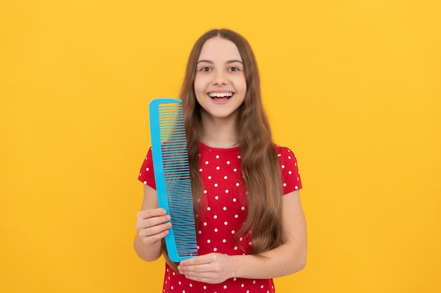 Retrato de penteado de beleza adolescente de cabelo infantil com frizz e perda de cabelo modelo feminino