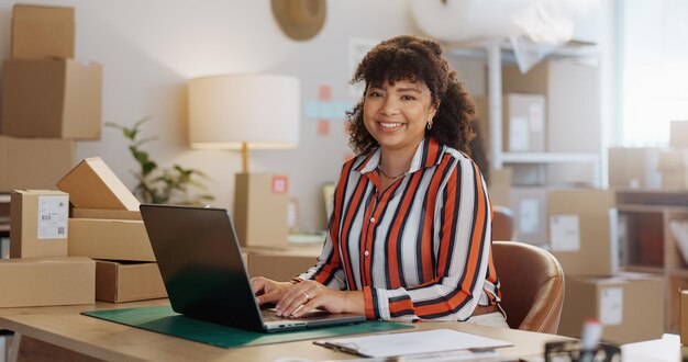 Foto retrato de pequenas empresas e mulher feliz com laptop no escritório para vendas de logística ou comércio eletrônico rosto da cadeia de suprimentos e dona de loja on-line para comunicação de carga ou aquisição de estoque de varejo