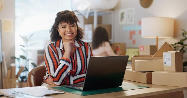 Foto retrato de pequenas empresas e mulher feliz com laptop no escritório para vendas de logística ou comércio eletrônico rosto da cadeia de suprimentos e dona de loja on-line para comunicação de carga ou aquisição de estoque de varejo