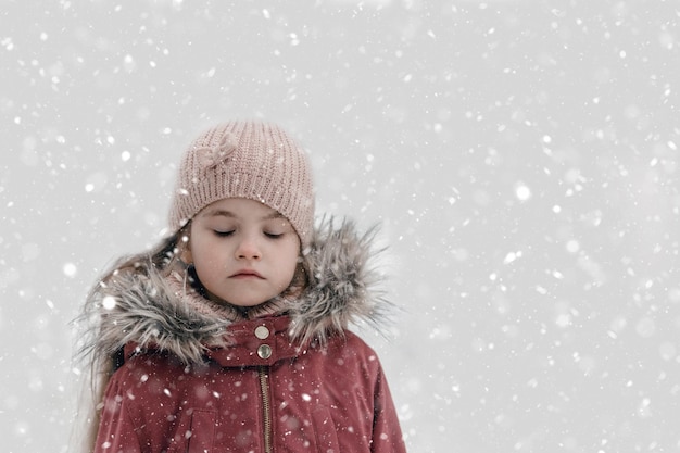 Retrato, de, pequeno, adorável, menina, em, inverno, chapéu, em, nevado, floresta