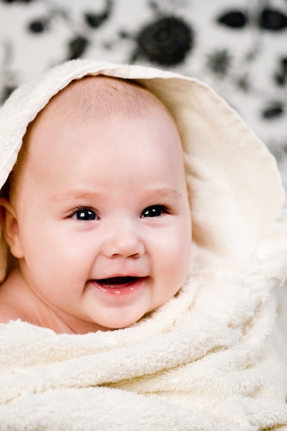 Retrato, de, pequeno, bebê, e, a, branca, toalha