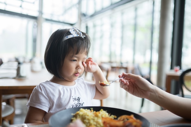 Retrato, de, pequeno, menina asian criança