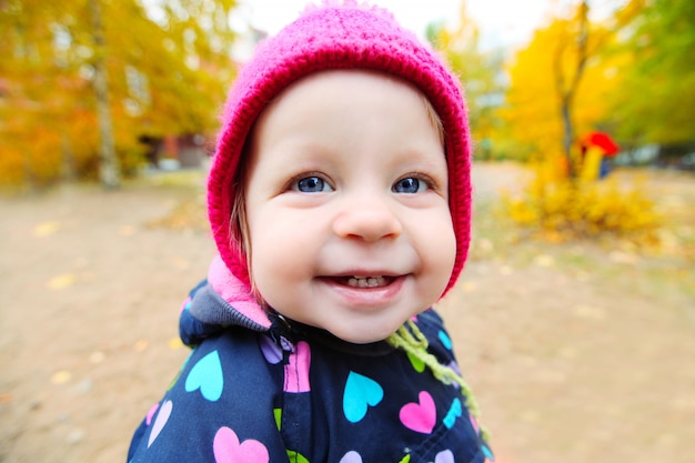 Retrato, de, pequeno, sorrindo, bebê, ao ar livre