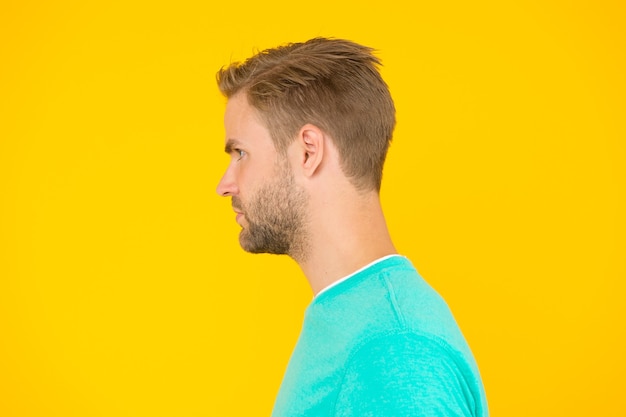 Retrato de perfeição. Cuidado de barbeiro masculino. beleza dos homens. Cuidado do cabelo e da barba. olhar carismático do perfil do machão. cara sexy e elegante cerdas. rosto de homem bonito com a barba por fazer. fundo amarelo de cara sexy.