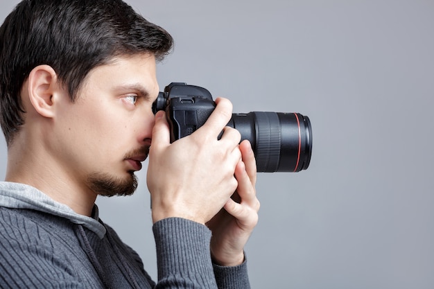 Retrato de perfil de fotógrafo profissional de sucesso usando dsl