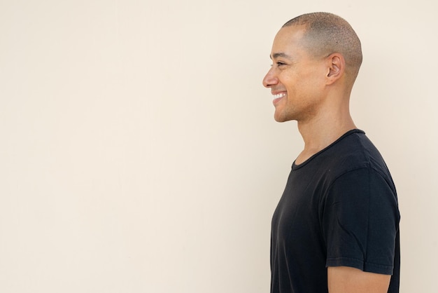 Foto retrato de perfil de homem careca bonito vestindo camiseta