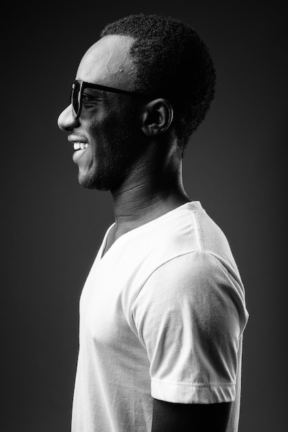 Retrato de perfil de jovem africano sorrindo