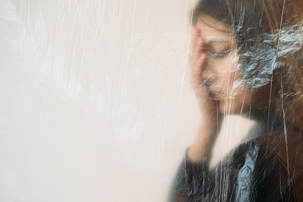 Retrato de perfil desfocado de mulher deprimida