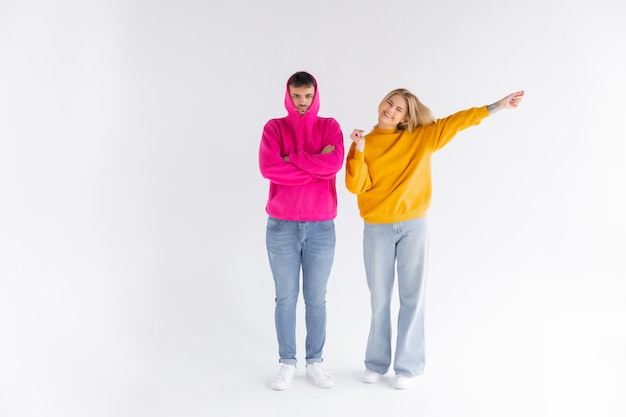 Retrato de pessoas alegres homem e mulher em roupas básicas sorrindo