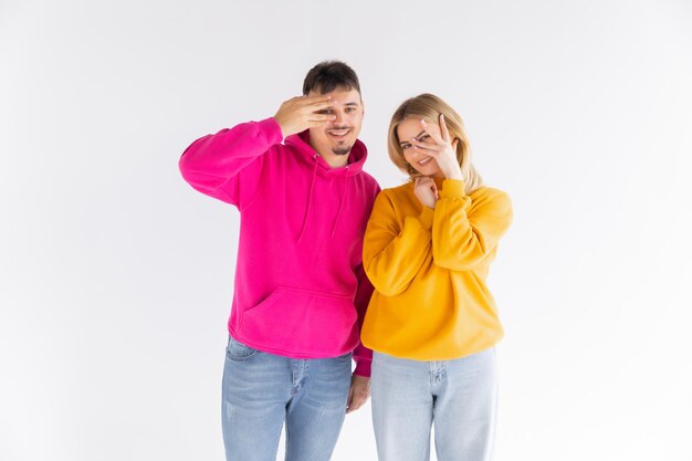 Retrato de pessoas alegres homem e mulher em roupas básicas sorrindo