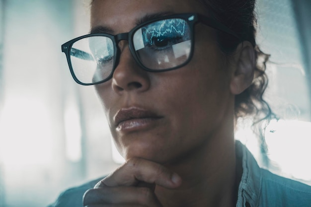 Retrato de pessoas de conceito de tecnologia com gráficos digitais refletidos em óculos Uma mulher em atividade moderna on-line de negócios olhando uma tela com reflexo em óculos Conceito de empresária sozinha