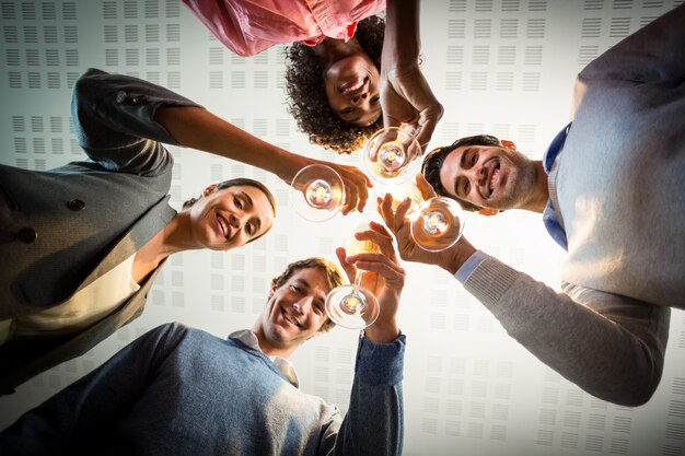 Retrato de pessoas de negócios brindando com taças de vinho