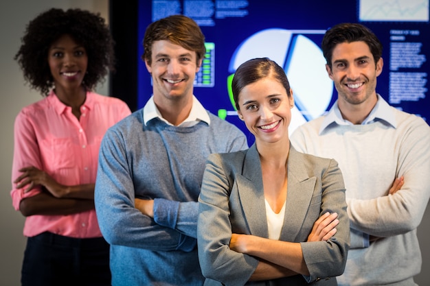 Retrato de pessoas de negócios, em pé na sala de conferências