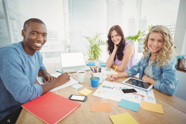 Retrato de pessoas de negócios felizes trabalhando na mesa