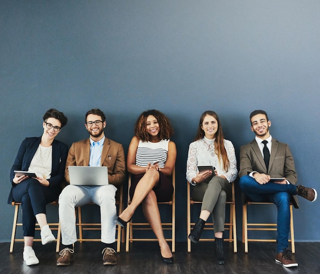 Retrato de pessoas de tecnologia e negócios na sala de espera para entrevista, reunião ou recrutamento em cadeira Contratação de recursos humanos e diversidade de candidatos para oportunidade de embarque ou emprego