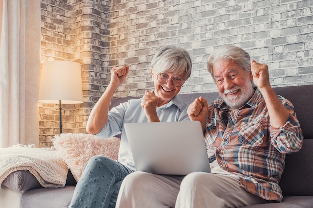 Retrato de pessoas maduras chocadas por um resultado Casal velho reagindo a uma novidade inesperada em seu laptop Desfrutando juntos em casa