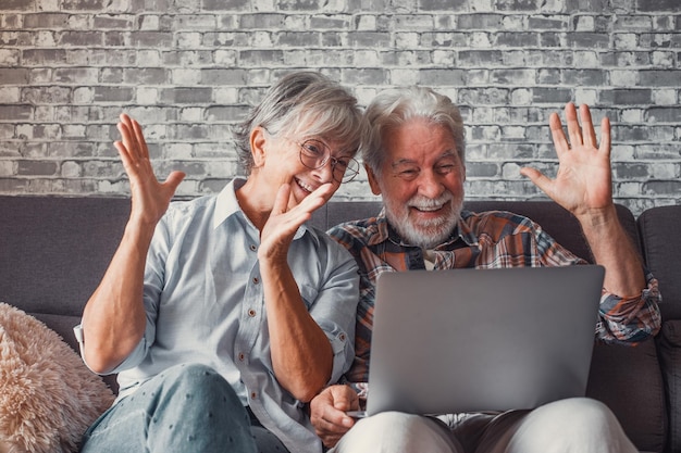 Foto retrato de pessoas maduras chocadas por um resultado casal velho reagindo a uma novidade inesperada em seu laptop desfrutando juntos em casa