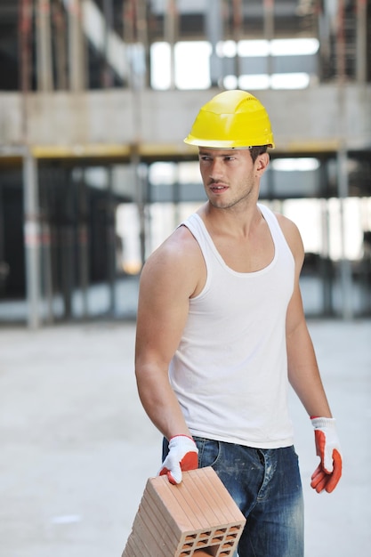 Foto retrato de pessoas trabalhadoras bonitas no canteiro de obras