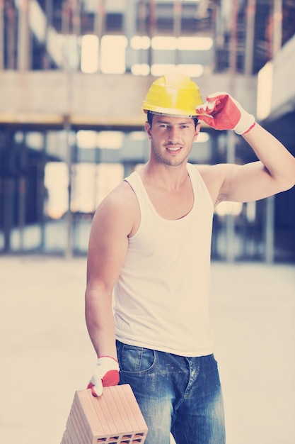 Retrato de pessoas trabalhadoras bonitas no canteiro de obras