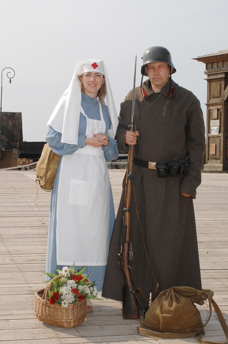 Foto retrato de pessoas vestindo trajes antiquados de pé ao ar livre