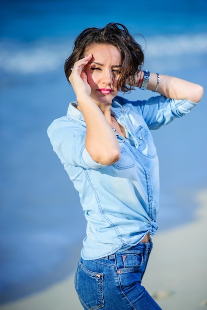 Retrato de praia de uma jovem mulher bonita.