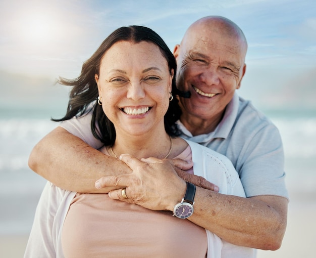 Foto retrato de praia e casal sênior se abraçam com cuidado feliz e liberdade na natureza juntos enfrentam amor e homem idoso abraçam mulher com sorriso para férias de aposentadoria ou viagens divertidas férias no oceano no peru