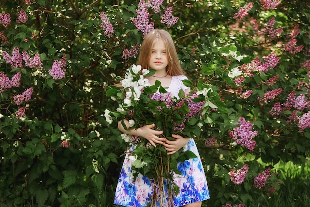 Retrato de primavera de uma criança no parque. engraçado