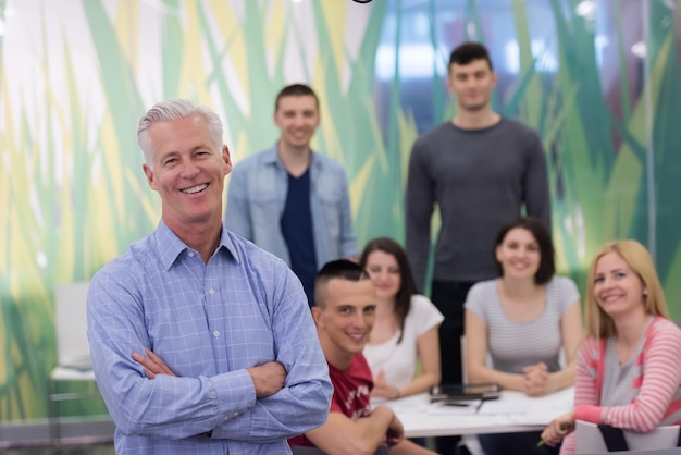 Foto retrato de professor confiante, grupo de alunos em segundo plano