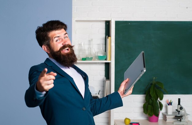 Foto retrato de professor na aula tutor engraçado