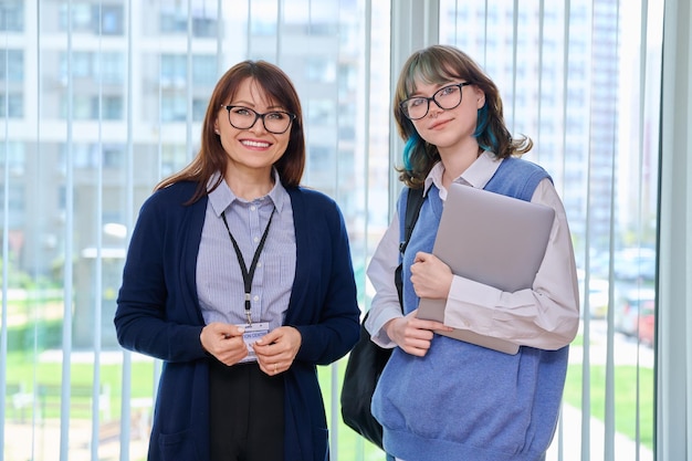 Foto retrato de professora de meia-idade e estudante universitária