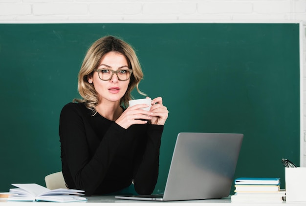 Retrato de professora ensinando a beber café em sala de aula no quadro-negro