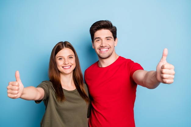 Retrato de promotor positivo de dois cônjuges mostrar polegar para cima recomendar anúncios dar conselhos de decisão escolha usar roupa casual isolada sobre fundo azul