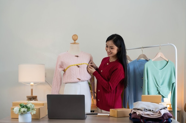 Retrato de proprietários de pequenas empresas iniciando PME Mulher asiática verifica pedidos on-line Venda de produtos trabalhando com caixas trabalho freelance em home office PME negócios on-line pequena empresa de médio porte