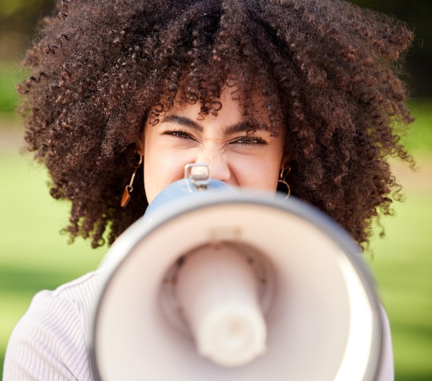 Retrato de protesto e mulher grita com megafone por igualdade de direitos humanos e anti-racismo ao ar livre Líder feminina e megafone para alto-falante democracia e liberdade ou justiça na cidade