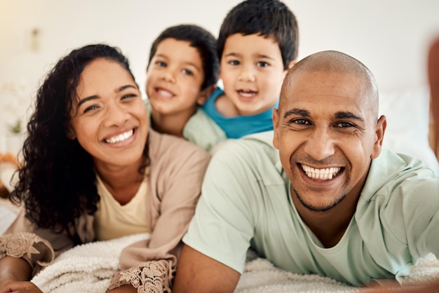 Retrato de quarto de selfie de família feliz e relaxe mãe pai e filhos se unindo em casa e aproveite o tempo juntos Felicidade manhã amor ou rosto sorridente mãe pai e filhos na cama para foto de memória