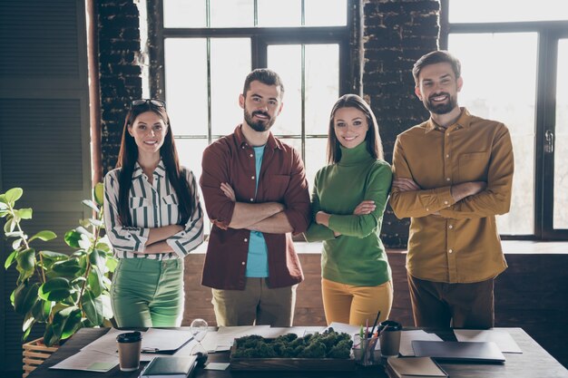 Retrato de quatro bom conteúdo atraente amigável bem-sucedido, alegre alegre, pessoas líderes profissionais de ti