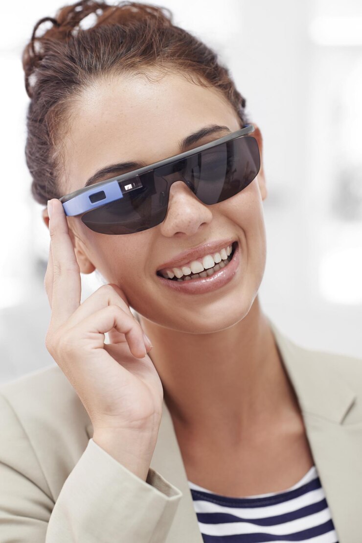 Foto retrato de realidade aumentada e mulher com óculos inteligentes para confiança em tecnologia ou proteção contra o sol metaverse rosto e pessoa feminina em óculos futuristas para web de moda e inovação