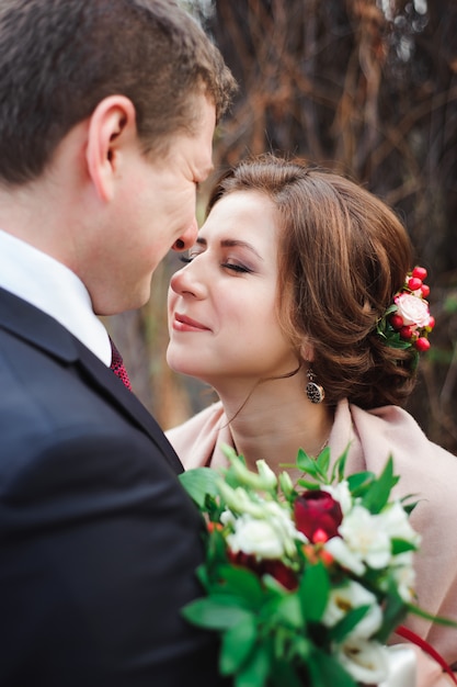 Retrato de recém-casados felizes na natureza outono.