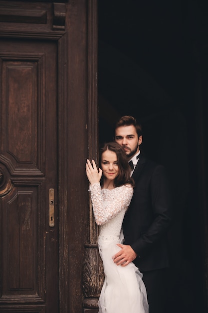 Foto retrato de recém-casados lindos abraçando