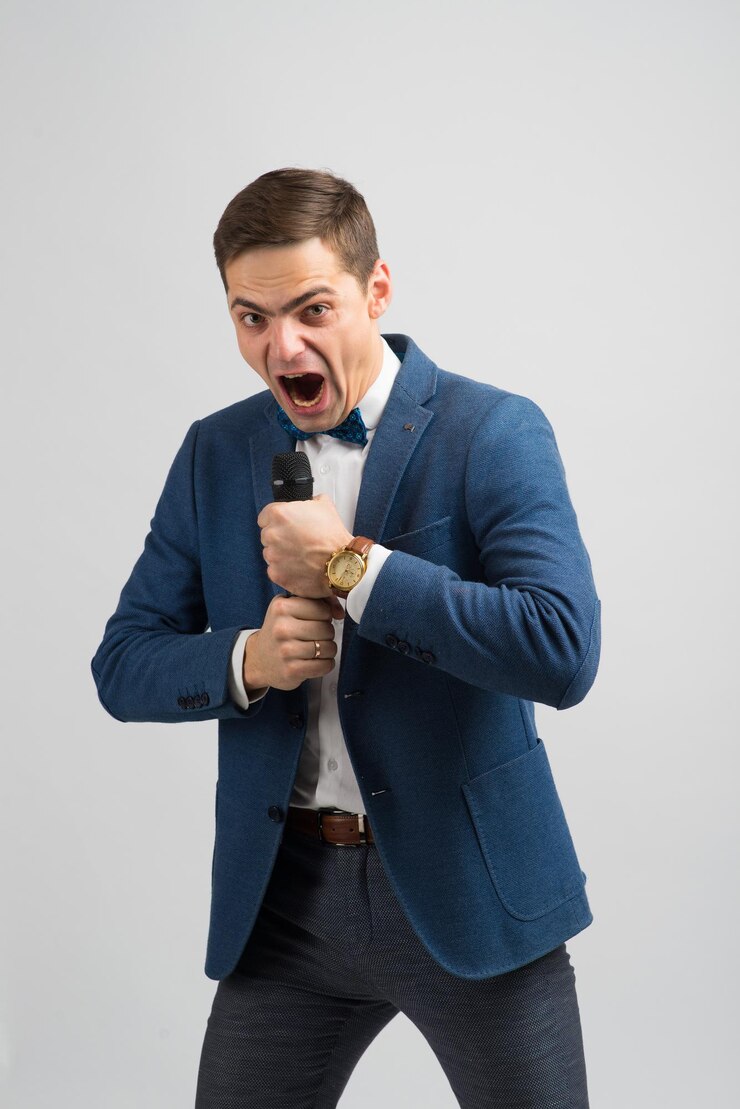 Foto retrato de repórter profissional segurando um microfone, isolado no fundo branco e verde