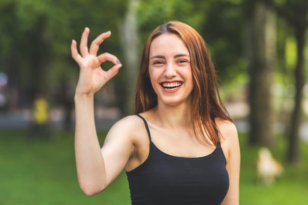 Retrato de rir linda jovem turca faz gesto bem indica acordo e que está tudo bem com emoções calorosas e positivas de humor Conceito de gestos e emoções