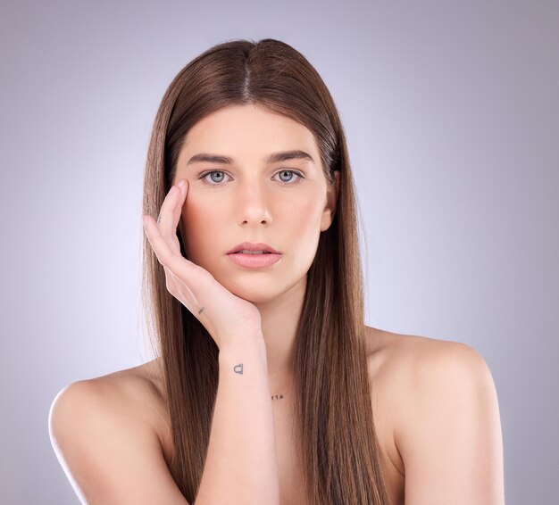 Retrato de rosto de beleza e cuidados com o cabelo de uma mulher em estúdio isolado em um fundo Crescimento de cosméticos naturais e modelo feminino com tratamento de salão para balayage e penteado de textura de queratina saudável