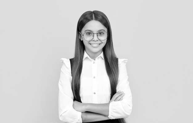 Retrato de rosto de criança feliz em uniforme escolar e óculos para visão de proteção da visão