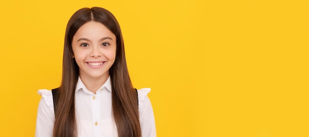 Retrato de rosto de menina adolescente feliz em uniforme escolar expressando emoções felicidade Cartaz horizontal de rosto de criança adolescente isolado banner de retrato com espaço de cópia