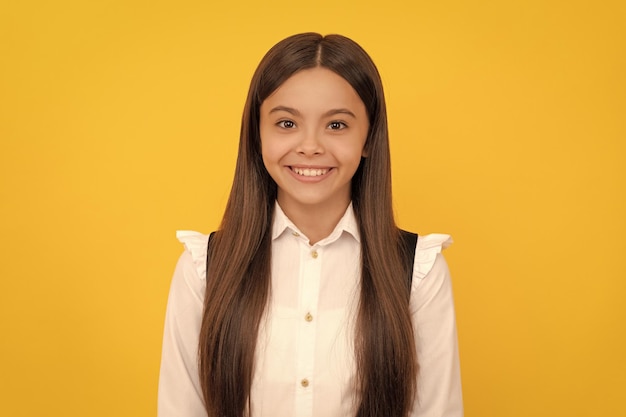 Retrato de rosto de menina adolescente feliz em uniforme escolar expressando emoções felicidade