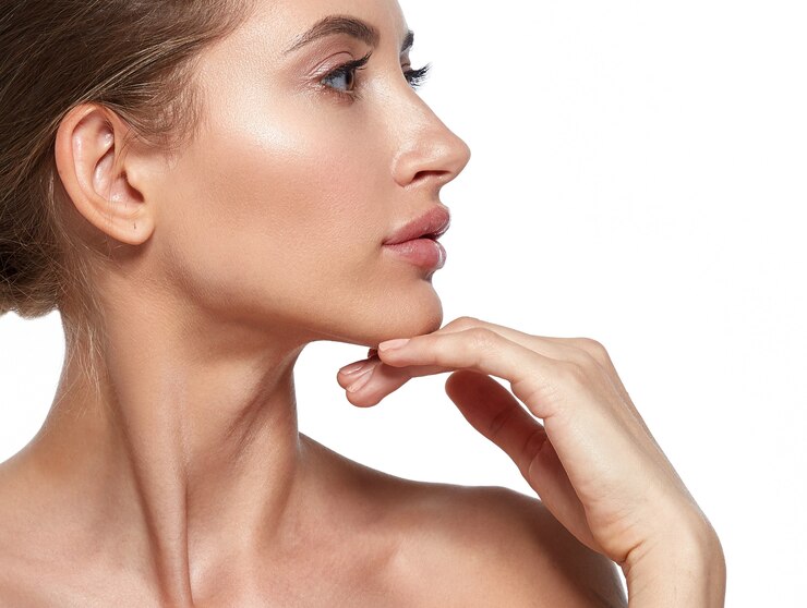 Foto retrato de rosto de mulher de beleza. linda modelo menina com pele perfeita fresca limpa lábios vermelho púrpura. tiro do estúdio.