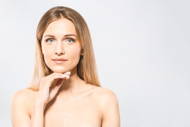 Retrato de rosto de mulher de beleza. modelo de spa linda garota com pele limpa, fresca perfeita. mulher loira olhando para a câmera e sorrindo. conceito de juventude e cuidados com a pele