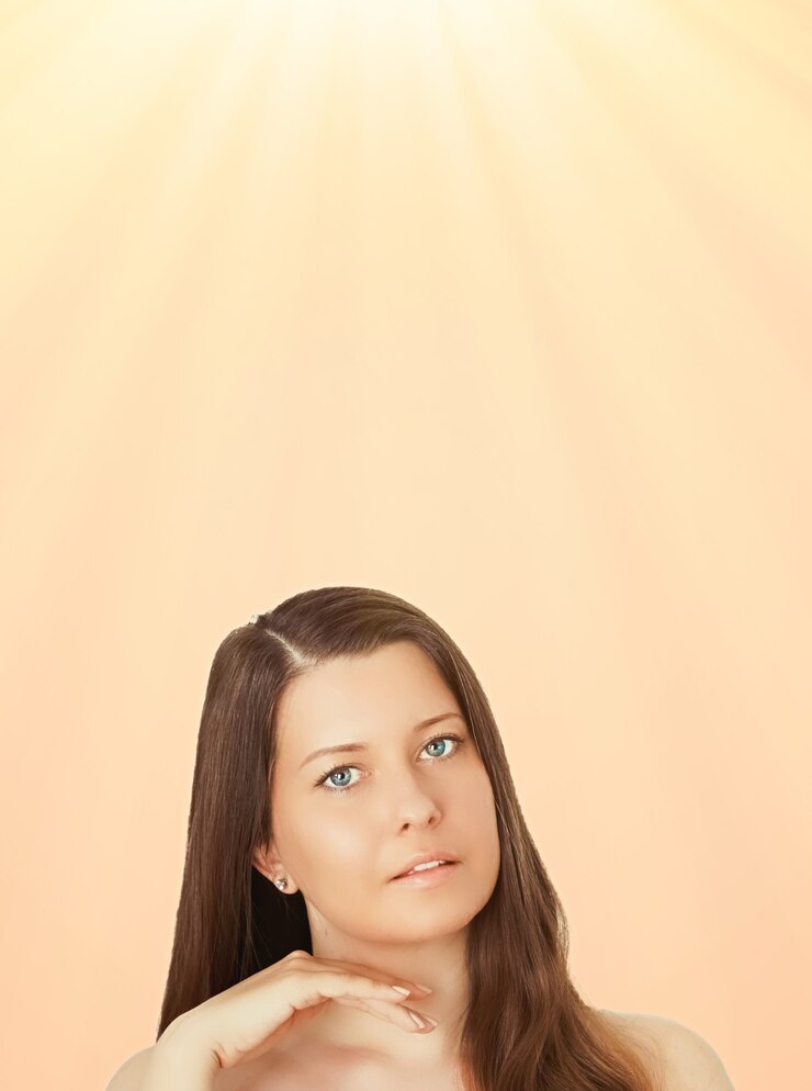 Foto retrato de rosto ensolarado de jovem bronzeado de sol e cosméticos de beleza linda morena modelo feminino com bronzeado natural usando protetor solar
