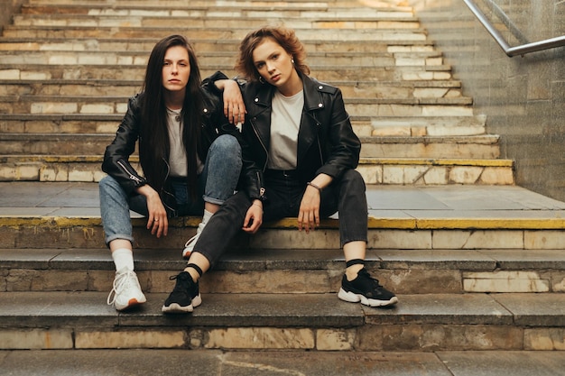 Retrato de rua de modelos em roupas casuais vestindo jeans e jaquetas de couro